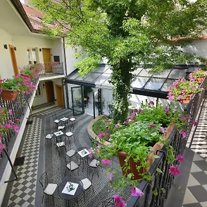 Szálloda At The White Lily ****